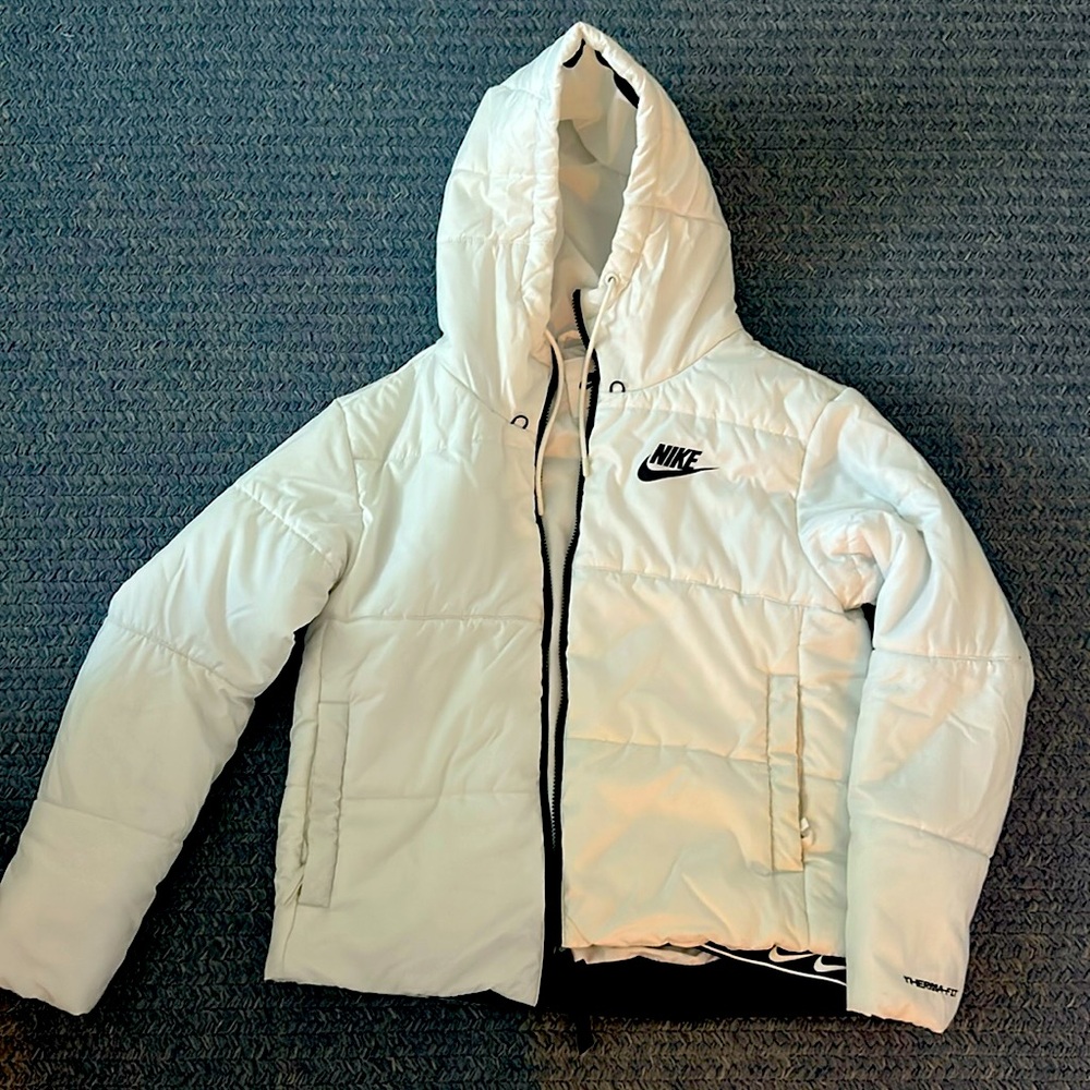 Size medium white thermos fit, Nike puff jacket women